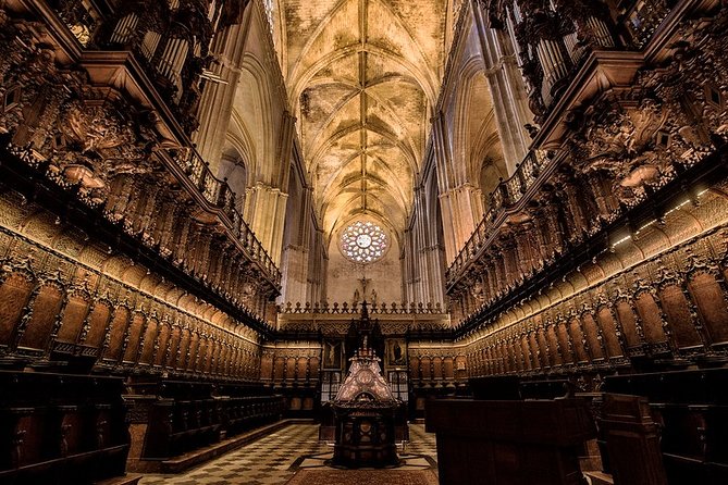 Alcazar, Cathedral and Giralda Guided Tour with Priority Tickets - Climbing into the story of the Giralda