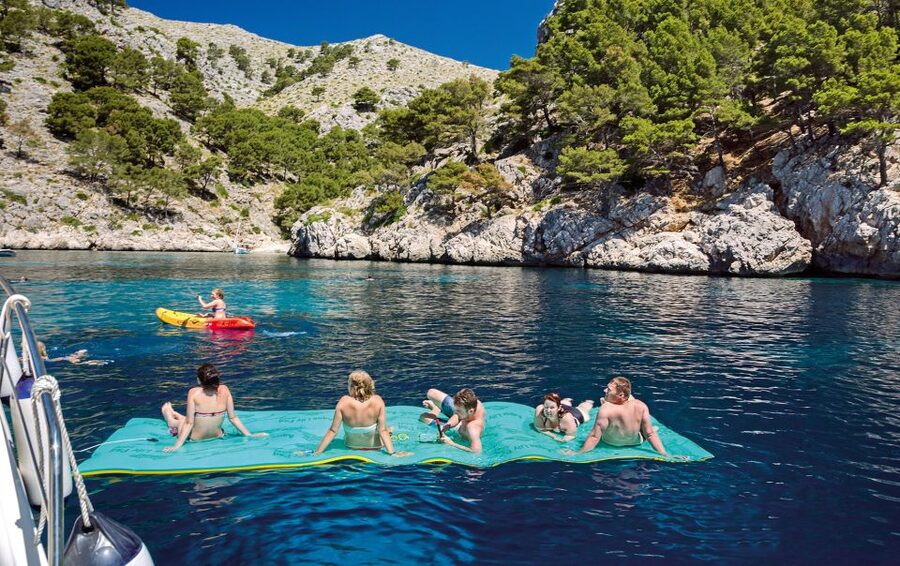 Alcudia: Sunset Catamaran Tour with Dinner and Snorkeling - Music, dancing, and the social side of the trip