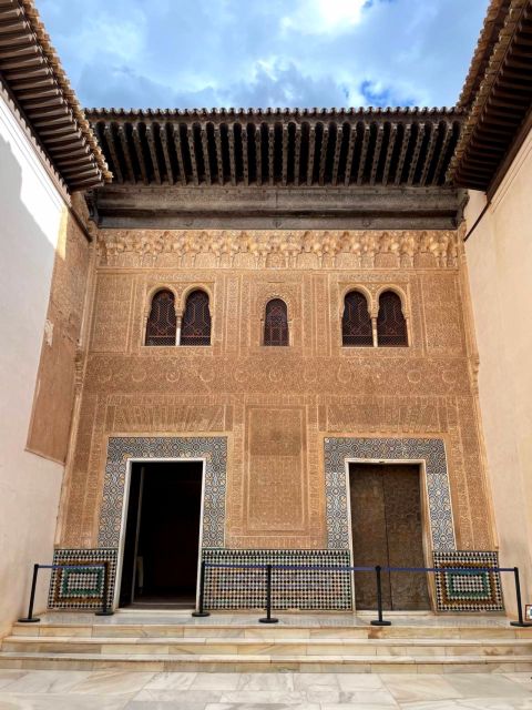 Alhambra and Nasrid Palaces Guided Tour with Tickets - Why a guide helps at the Alhambra