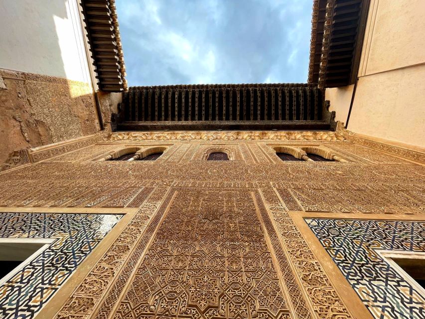 Alhambra and Nasrid Palaces Guided Tour with Tickets - Nasrid Palaces: 75 minutes in the royal heart