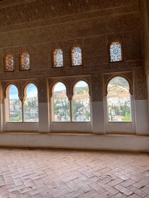 Alhambra and Nasrid Palaces Guided Tour with Tickets - The small-group difference