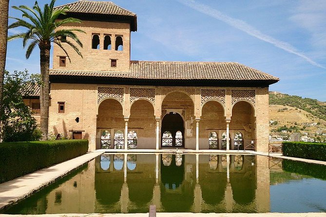 Alhambra &Charles Palace Guided Tour with Optional Nasrid Palaces - Palace of Charles V: a striking change of style