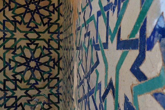 Alhambra &Charles Palace Guided Tour with Optional Nasrid Palaces - What the guides add, and where the experience can falter