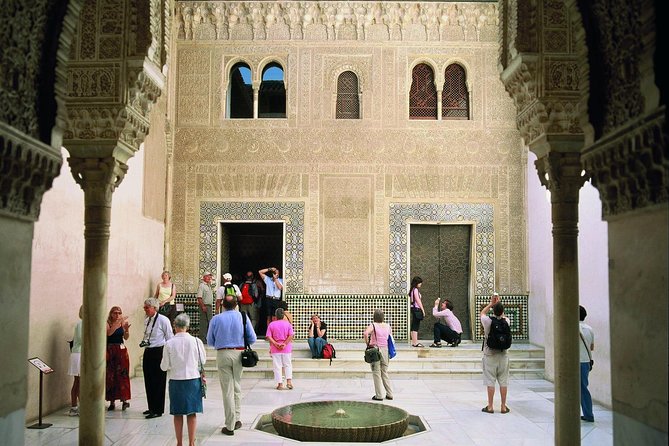 Alhambra Complete: Ticket Skip-the-Line Nasrid Palace and Generalife with Guide - Why a guide helps at the Alhambra