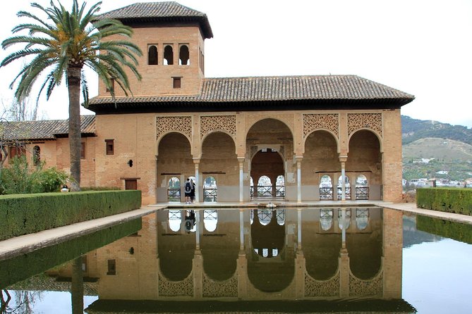 Alhambra Complete: Ticket Skip-the-Line Nasrid Palace and Generalife with Guide - The Nasrid Palaces: the tour’s essential timed visit