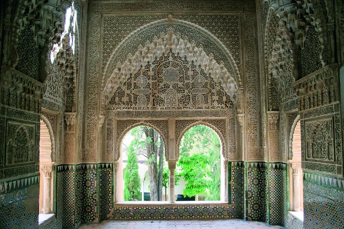 Alhambra Complete: Ticket Skip-the-Line Nasrid Palace and Generalife with Guide - The Generalife: gardens, water, and a royal escape