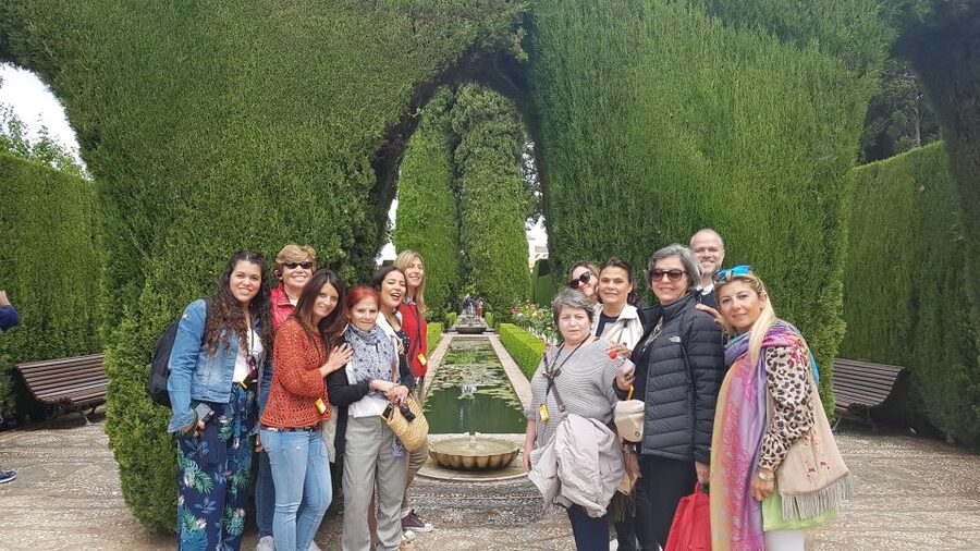 Alhambra: Generalife Gardens & Alcazaba Fast-Track Tour - What the guide adds to the experience