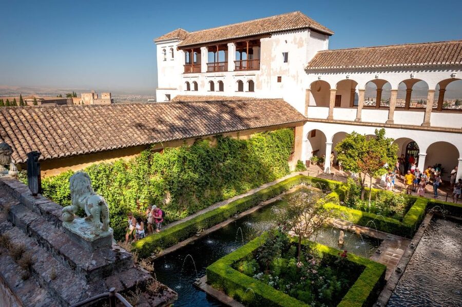Alhambra & Generalife Tour including Transport & Admission - What the guide adds