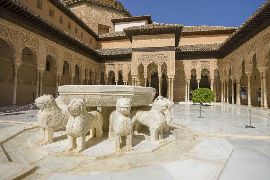 Alhambra & Generalife Tour including Transport & Admission - Languages, access, and practical preparation