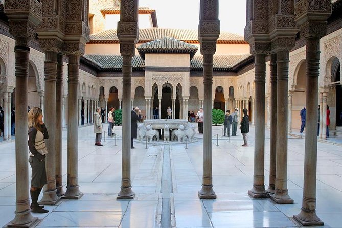 Alhambra Private/Small Group Tour & Nasrid Palaces Skip the Line - Why the Alhambra works better with a guide