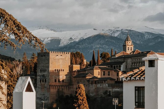 Alhambra: Small Group Tour with Local Guide & Admission - Key points to know before booking