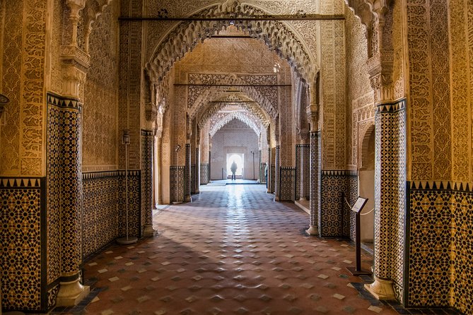 Alhambra: Small Group Tour with Local Guide & Admission - Generalife Gardens and the summer palace