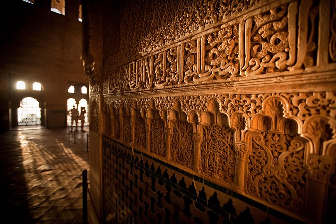 Alhambra: Small Group Tour with Local Guide & Admission - Palace of Charles V: a striking change of style