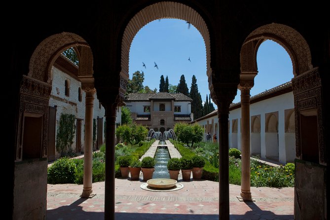Alhambra: Small Group Tour with Local Guide & Admission - Alcazaba and the fortress views