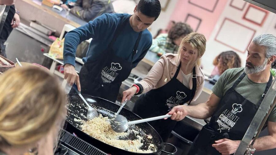 Alicante: Paella and Sangría Workshop with Market Visit - Meeting Fred, the guide who also cooks