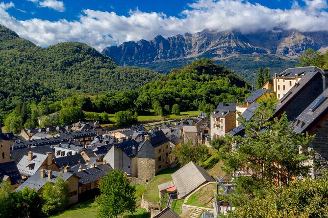 Andorra, France & Spain: 3 Countries in One Day from Barcelona - A five-minute pause near the Circ de Pessons