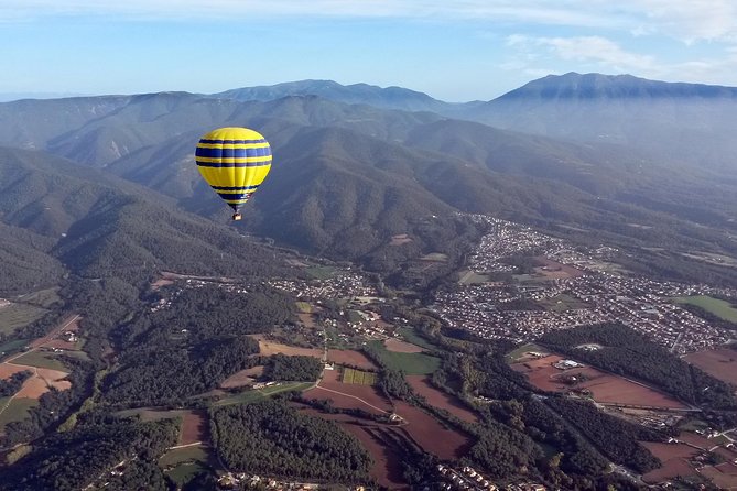 Balloon Ride over Catalonia with optional Pick-up from Barcelona - Mountain views, with no fixed postcard