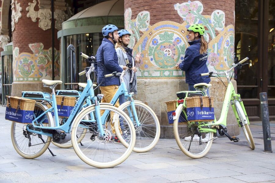 Barcelona: 2.5-Hour Bike or E-Bike Historical Tour - Vila de Gràcia and Casa Vicens
