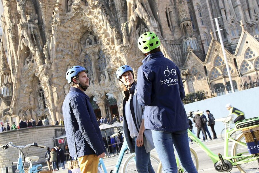 Barcelona: 2.5-Hour Bike or E-Bike Historical Tour - Guides and Group Size