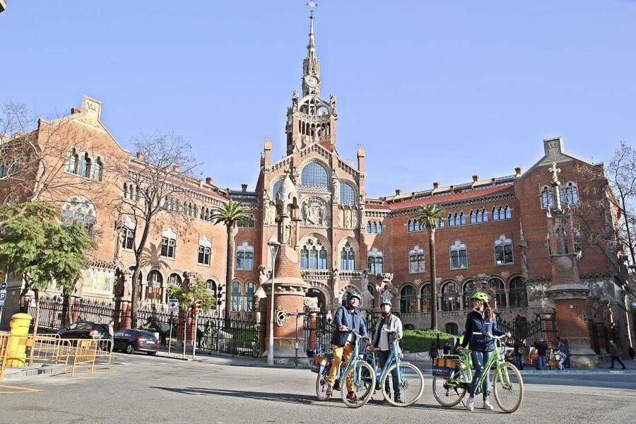 Barcelona: 2.5-Hour Bike or E-Bike Historical Tour - Ciutadella Park and the Old City