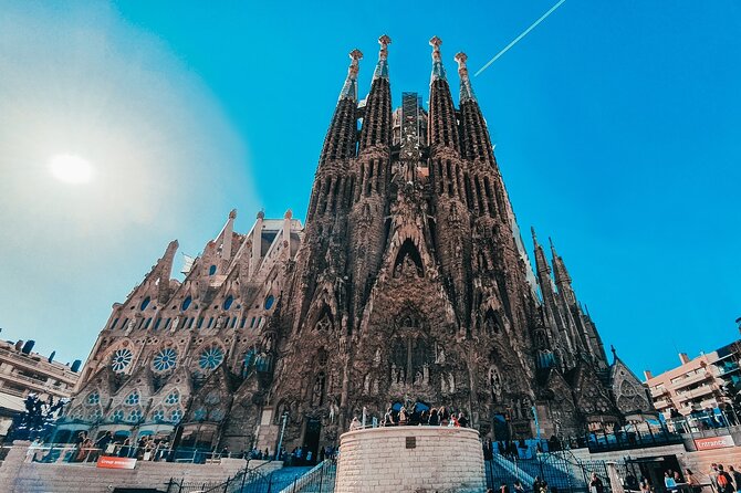 Barcelona Architecture Walking Tour With Casa Batlló Upgrade - Casa Amatller and the chocolate stop