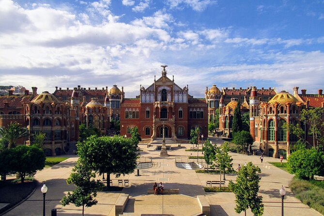 Barcelona Architecture Walking Tour With Casa Batlló Upgrade - What the guides add, and where the tour can falter
