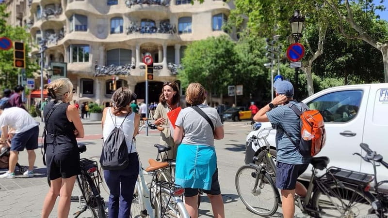 Barcelona: Bike or eBike Tour, Top Sights & Local Insights - What the guides add to the ride