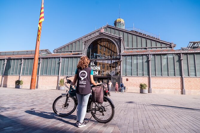 Barcelona Bike tour, Gaudí houses or beach bike or eBike tour - The Sagrada Família stop and Gaudí expectations