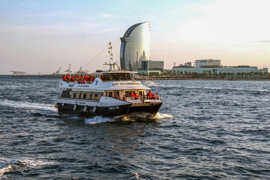 Barcelona: Boat Tour in Las Golondrinas - A relaxed family activity, with a few limits