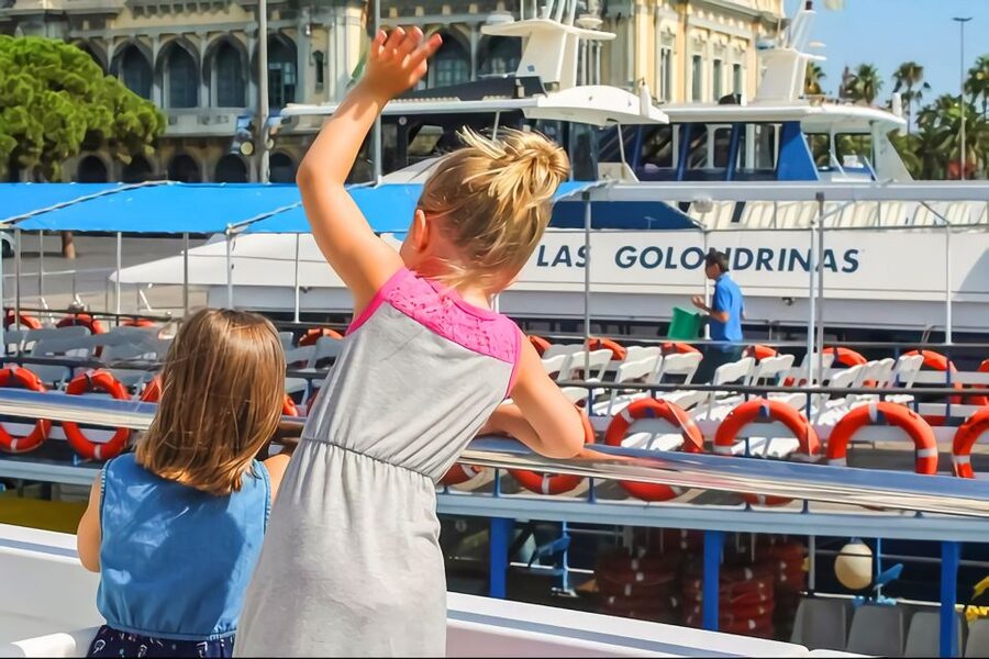 Barcelona: Boat Tour in Las Golondrinas - The 60-minute Skyline and Beaches Ride