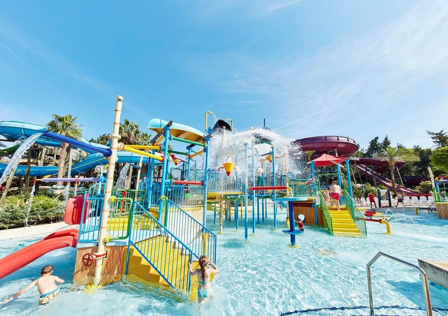 Barcelona: Caribe Aquatic Park Full-Day Ticket with Transfer - King Khajuna and the high-thrill rides