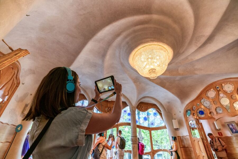 Barcelona: Casa Batlló Entry with Self-Audioguide Tour - The rooms, light, air, and water