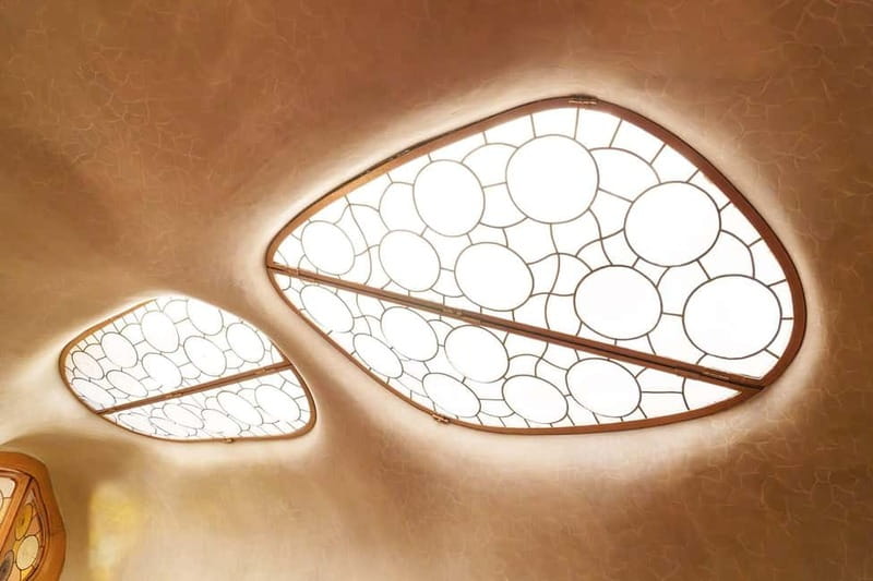 Barcelona: Casa Batlló Tour and Optional White Rabbit Museum - What the strongest guide can add