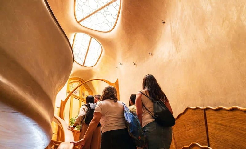 Barcelona: Casa Batlló Tour and Optional White Rabbit Museum - The blue courtyard and the route to the roof