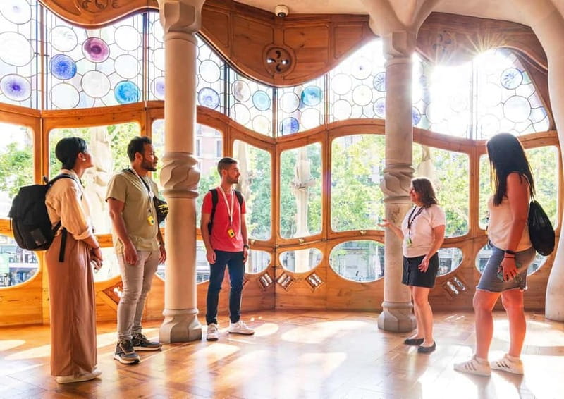 Barcelona: Casa Batlló Tour and Optional White Rabbit Museum - Meeting your guide at White Rabbit Museum