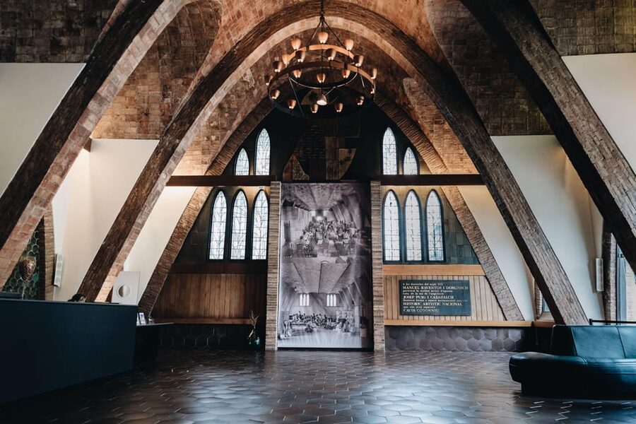Barcelona: Casa Codorníu Guided Tour with Cava Tastings - What the guide adds to the visit