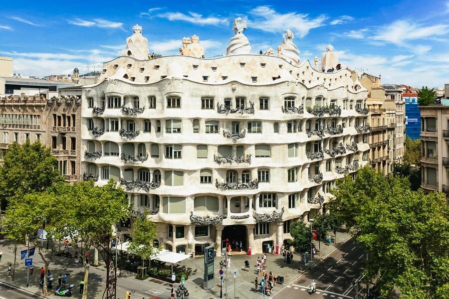 Barcelona: Casa Milà Early-Morning Access Guided Tour - Why early morning changes Casa Milà