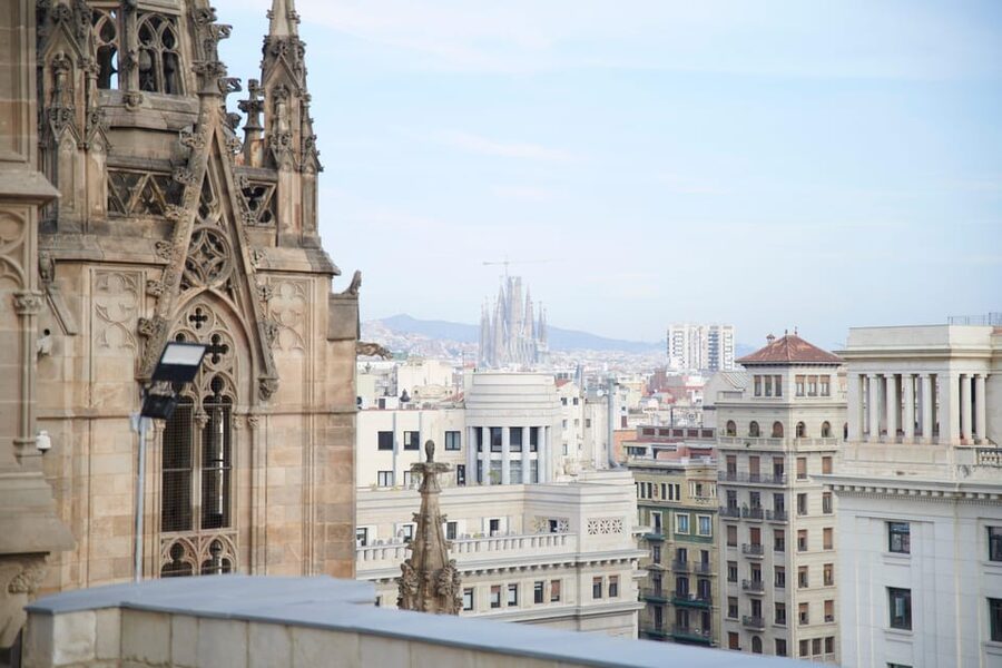 Barcelona Cathedral: Ticket, Guided Tour and VR Experience - Meeting your guide at Pla de la Seu