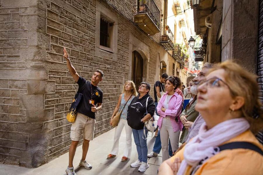 Barcelona: City Walking Tour with Local Guide - The Kiss of Freedom and the use of public art