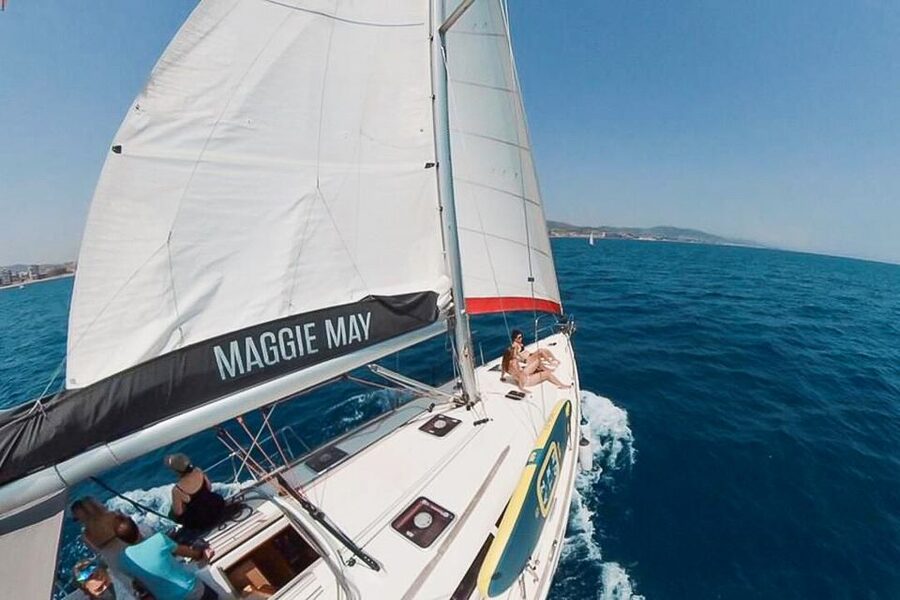 Barcelona: Coastline Boat Trip with Snacks and Cava - How much space is on the boat?