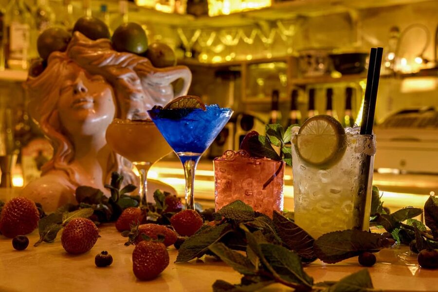 Barcelona: Cocktail Making Class with Tapas - The mood: cozy early, livelier later