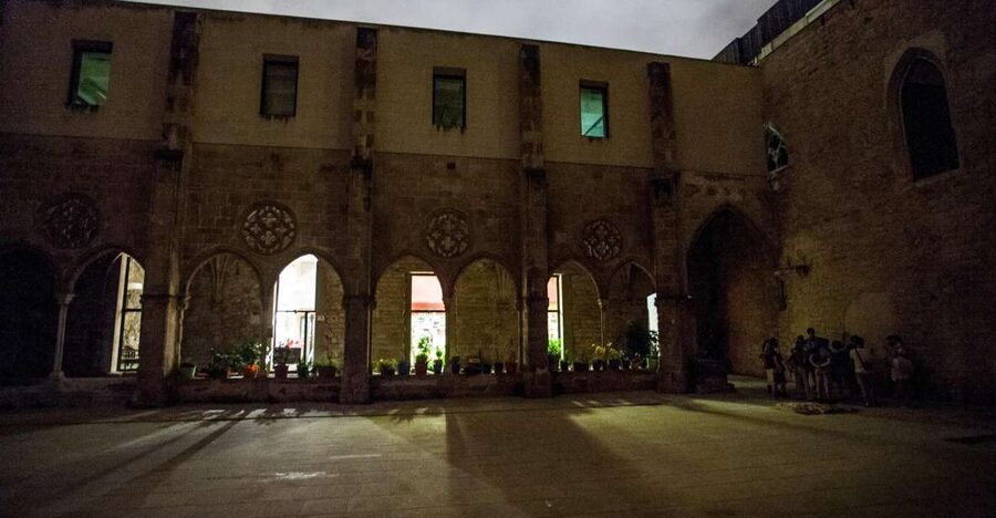 Barcelona: Dark History Night Walking Tour - Key points to know