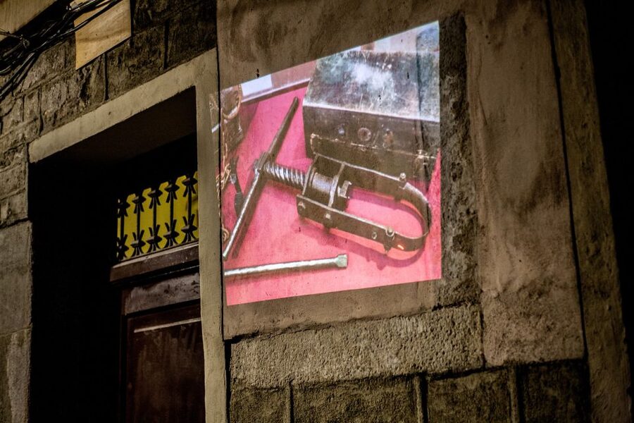 Barcelona: Dark History Night Walking Tour - Props, projection, and theatrical storytelling
