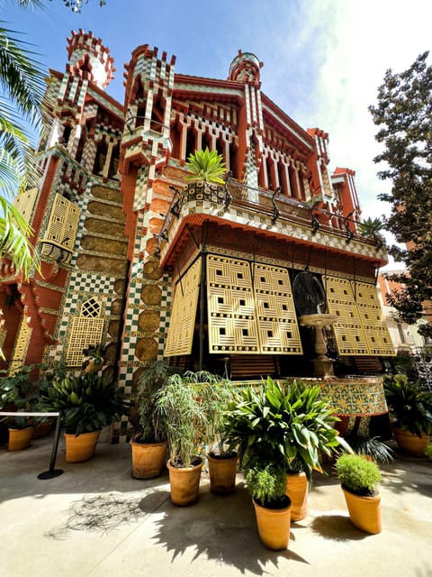 Barcelona: Discover Gaudí, Sagrada Familia, and Park Güell - Guides, group size, and the pace