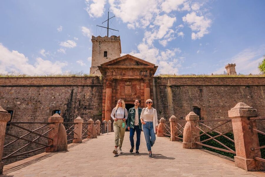 Barcelona: E-Bike Tour with Montjuic Cable Car & Boat Ride - What the guides add