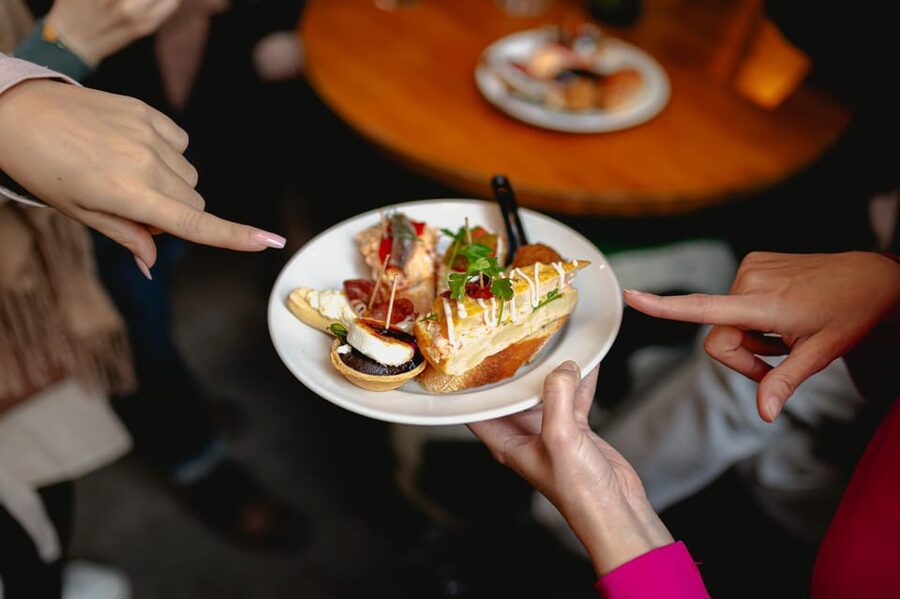 Barcelona: El Born Food Walking Tour with Tapas and Drinks - The guides make the biggest difference