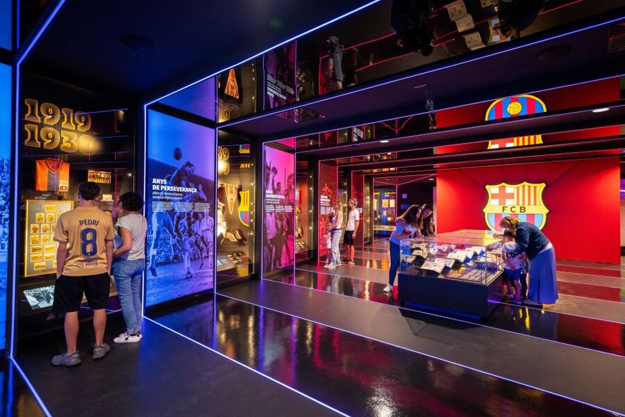 Barcelona: FC Barcelona Museum "Barça Immersive Tour" Ticket - Seeing both first teams in Tots units fem força