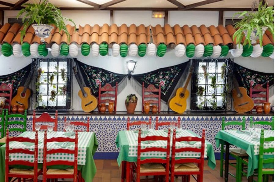 Barcelona: Flamenco at El Patio Andaluz with Optional Dinner - What happens during the performance