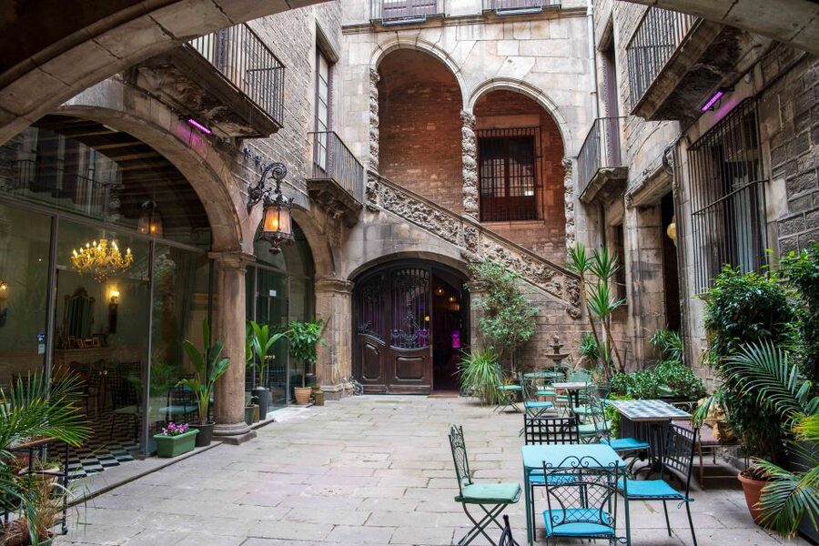 Barcelona: Flamenco Show at Palau Dalmases - Taking in the art gallery