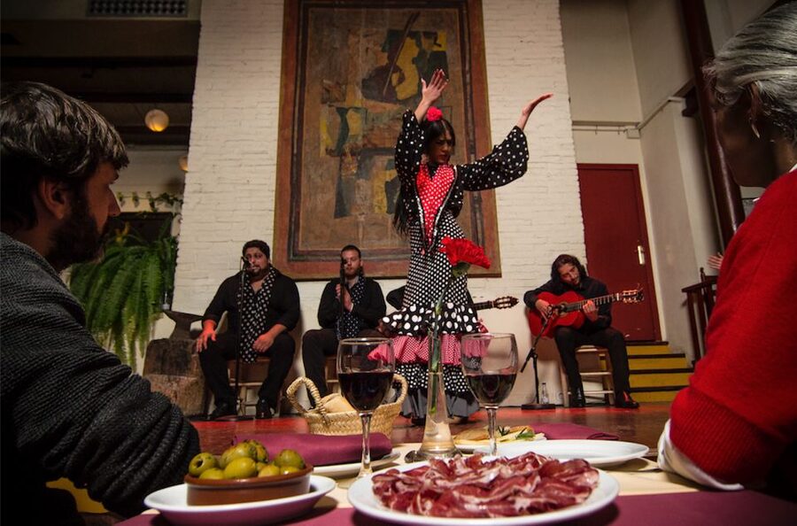 Barcelona: Flamenco Show with Dinner at Tablao de Carmen - Finding Tablao de Carmen from Plaça d’Espanya